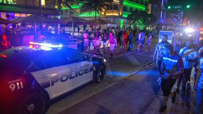 Las autoridades de Miami Beach mantienen una fuerte presencia policial.