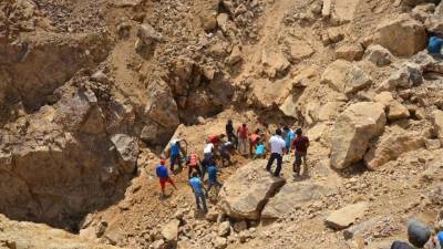 Ayer, los mineros trataron de sacar a sus compañeros soterrados.