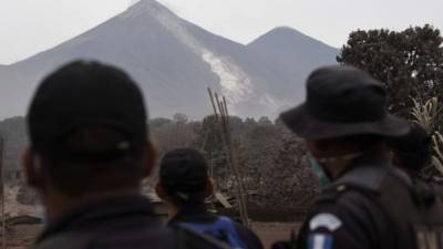 El volcán de Fuego sigue en actividad esta mañana, amenazando con explotar nuevamente./EFE.