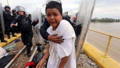 Fotografía del niño Mario Castellanos cuando fue detenido en la frontera mexicana.