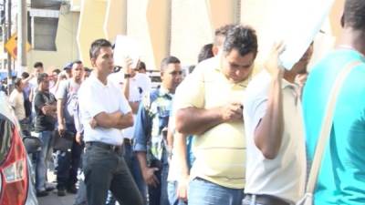 La fila de hondureños salía hasta en las afueras del edificio Plaza.