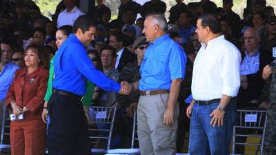 El presidente Juan O. Hernández saluda a Mauricio Oliva, titular del Legislativo.