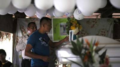 Vecinos fueron registrados este lunes al asistir al velorio de Jakelin Caal, la niña guatemalteca de 7 años que murió presuntamente deshidratación luego de ser detenida por la Patrulla Fronteriza de EE.UU., en su vivienda en la aldea San Antonio Secortéz, en el municipio de Raxruhá (Guatemala). EFE