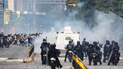 Integrantes de la Policía Nacional Bolivariana (PNB) y la Guardia Nacional Bolivariana (GNB) se enfrentaron a manifestantes opositores en Caracas.