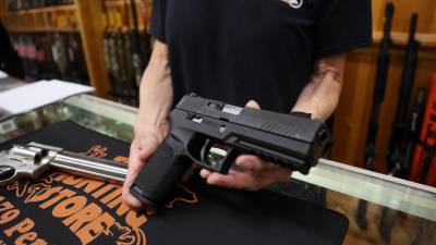 La menor sacó un arma del bolso de su madre y le disparó dos veces a una mujer que discutía con ella.