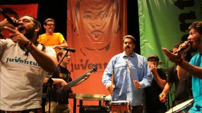 Fotografía cedida por prensa de Miraflores este 12 de septiembre de 2013, que muestra al presidente de Venezuela, Nicolás Maduro, mientras participa en un acto de Gobierno, en Caracas (Venezuela). EFE