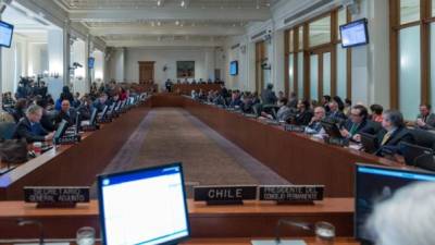 La resolución obtuvo los votos necesarios para ser aprobada en el seno de la Asamblea de la OEA, gracias en parte a la abstención de varios países aliados venezolanos.