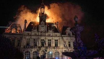 Incendios, saqueos y enfrentamientos con las fuerzas del orden marcaron una jornada de protestas contra el alto costo de la vida en Francia, que dejó graves daños materiales en el centro de Lyon. Entre las estructuras afectadas figura la histórica Oficina de Turismo, cuyo edificio quedó reducido a un cascarón humeante tras ser incendiado por encapuchados.