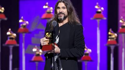 El cantante colombiano Juanes acepta el Grammy al mejor album Pop/Rock Album por Origen”.
