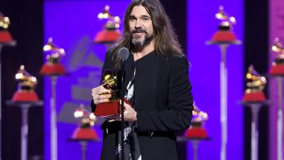 El cantante colombiano Juanes acepta el Grammy al mejor album Pop/Rock Album por Origen”.