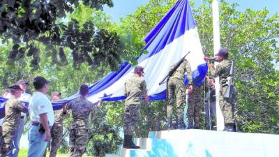 Militares de las Fuerzas Armadas izaron ayer el pabellón nacional en la isla Conejo.