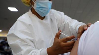 El personal que labora en el área de la Salud es de los grupos priorizados para la aplicación de la segunda dosis de refuerzo de la vacuna contra el covid.