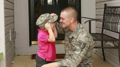 Un militar juega con su hijo.