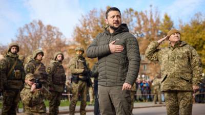 Zelenski y un grupo de soldados izaron la bandera ucraniana en la ciudad de Jersón, bajo control ruso en los últimos meses.