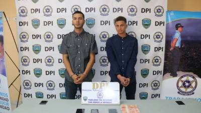Los detenidos corresponden a los nombres de David Andrés Burke Rodríguez (18) alias el 'El Flaco' y Óscar René Perea Ramos (21) alias el 'El Chele'