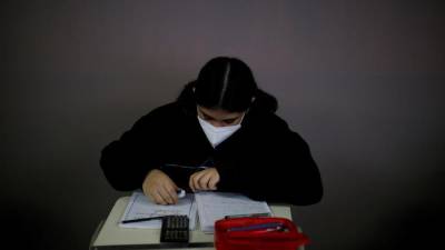 Estudiantes asisten a clases en San Salvador (El Salvador), en una fotografía de archivo. EFE.