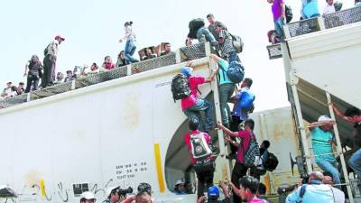 La historia no cambia en el sur de México. A diario muchos siguen subiendo a la “Bestia”.