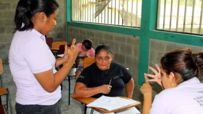 Estudiantes de bachillerato hacen su servicio social alfabetizando adultos.