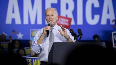 El presidente de Estados Unidos, Joe Biden, interviene en un mitin del Partido Demócrata en la víspera del día de las elecciones en la Universidad Estatal de Bowie, en Maryland