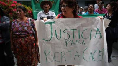 Un cartel en Ciudad de Guatemala exige justicia por el asesinato de la dirigente indígena hondureña Berta Cáceres. EFE.