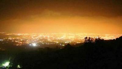 La contaminación lumínica se define como el flujo luminoso proveniente de fuentes artificiales de luz que provoca el aumento del brillo del cielo nocturno.