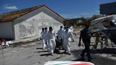 Equipos forenses comenzaron este jueves a recuperar los cuerpos de las víctimas del huracán Dorian en las islas Ábaco./AFP.