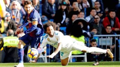 Messi corre descalzo en el Bernabéu dejando atrás la marca de Marcelo y su taco derecho, para después asistir a Aleix Vidal. Foto EFE