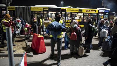 Refugiados ucranianos bajan de los autobuses que les traen de la frontera, hasta el centro de recepción de refugiados, este jueves en Rzeszow.