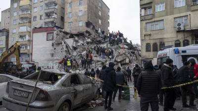 Rescatistas buscan sobrevivientes tras el derrumbe de varios edificios en Turquía y Siria.