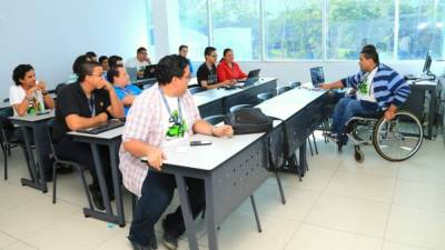 Participantes internacionales y locales recibiendo uno de los talleres del encuentro en la Unitec. Foto: Jordan Perdomo.