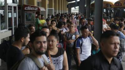 La mayor parte de los viajeros, hasta el momento, se dirigen hacia el occidente del país. Fotos: Melvin Cubas y Santiago Lara