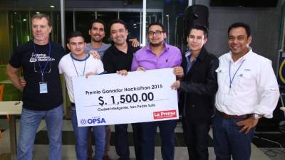 Los jóvenes del equipo Once posan con el premio especial y los jueces.