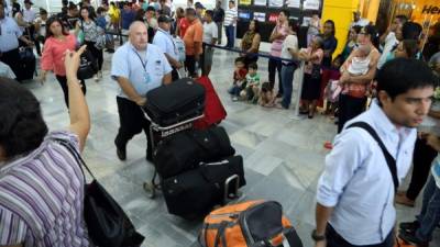 Viajeros en el aeropuerto internacional Ramón Villeda Morales de San Pedro Sula. Foto: Melvin Cubas