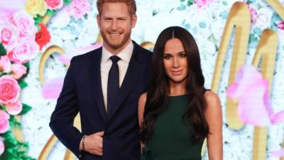 Las figuras de cera del príncipe Harry y la actriz Meghan Markle se exhiben en el Madame Tussauds de Londres./AFP.
