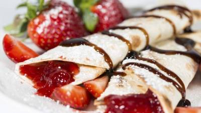 Al servir, rellenar las crepas con la mermelada y trozos de fresas frescas.