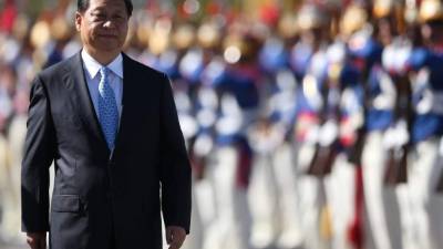 El presidente de China Xi Jinping (d) camina durante una ceremonia oficial de bienvenida previo a su encuentro con la presidenta de Brasil Dilma Rousseff (no en la foto).
