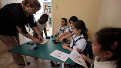 Una maestra de La Salle explica a sus estudiantes la forma en la que deben ejercer el sufragio. Foto: Wendell Escoto
