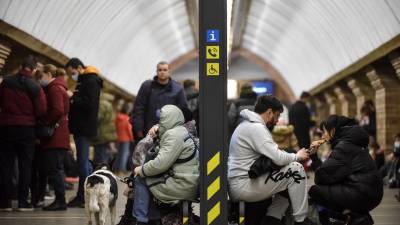 Ciudadanos ucranianos se refugian en la estación de metro de Kiev, tras la alarma de las sirenas antiaéreas, este jueves 24 de Febrero. Fotografía: EFE