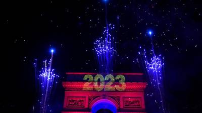 Miles de personas le dieron la bienvenida al 2023 en París.