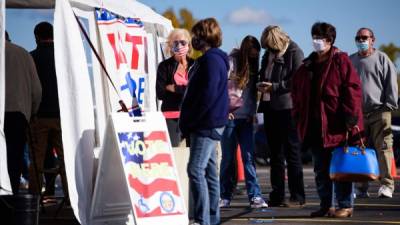 Votantes esperan en fila fuera de la Junta Electoral del condado de Geauga en Chardon, Ohio.