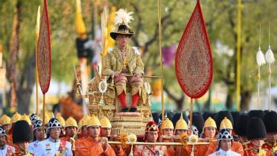 Al grito de 'song phra charoen' ('viva el rey'), miles de tailandeses saludaron hoy a su monarca, Vajiralongkorn, durante una vistosa procesión de más de cinco horas por las calles de Bangkok este domingo.