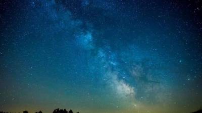 Vista de la Vía Láctea tomada desde la localidad fronteriza con Hungría de Gemersky Jablonec, en el sur de Eslovaquia. EFE/Archivo
