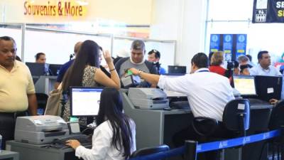 Agentes de Migración realizan el registro a pasajeros.