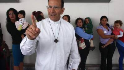 El padre Alejandro Solalinde acompaña a los migrantes centroamericanos de la Peregrinación por el libre Tránsito. EFE