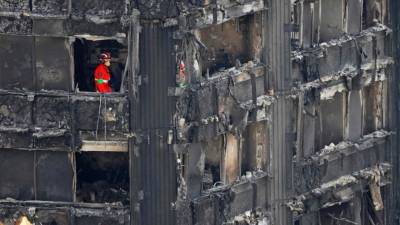 Los cuerpos de socorro buscan a las víctimas entre los escombros.