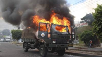 Hubo daños a la propiedad privada y la pública al quemar dos camiones, uno militar y uno repartidor de leche en el bulevar del norte de San Pedro Sula.