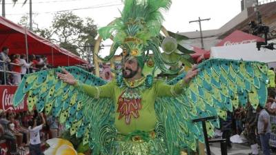 El diseñador ceibeño Eduardo Zablah siempre llama la atención por sus trajes.