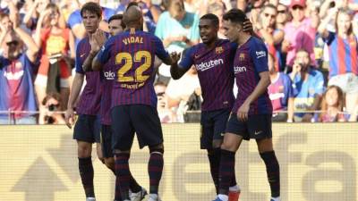 Jugadores del Barcelona celebrando el gol de Malcom. FOTO AFP.