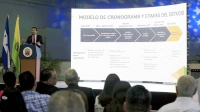 Conferencia. Carlos Mejía, de The World Bank, explica la dinámica del estudio. Fotos: Moises Valenzuela