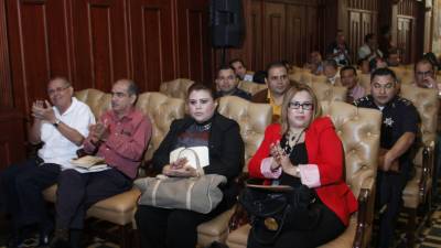 Funcionarios municipales, representantes regionales del TSC y miembros de la Policía estuvieron presentes en el cabildo abierto celebrado en la alcaldía.